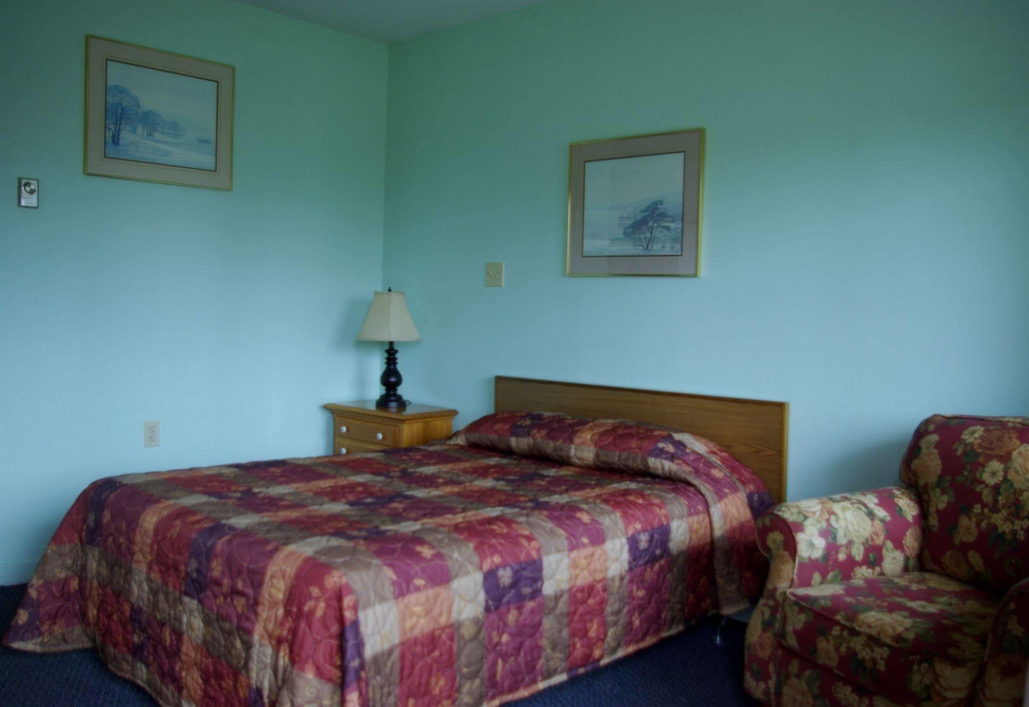 Tidal Bore Inn Truro Exterior photo
